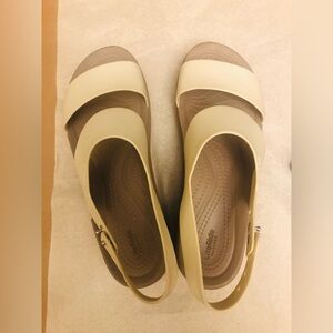 Crocs Brooklyn low wedge sandal Sz 8